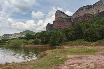 Fototapeta na wymiar View from the Sau reservoir to the cliffs of Collsacabra, Catalonia, Spain