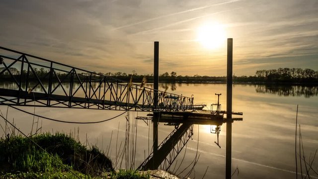 Timelapse coucher soleil reflet ponton bateau garonne