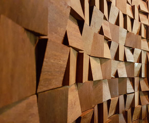 Widok ściany złożonej z małych asymetrycznych drewnianych kostek.