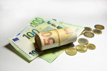 soldi denaro economia cento euro monete banconote cash 