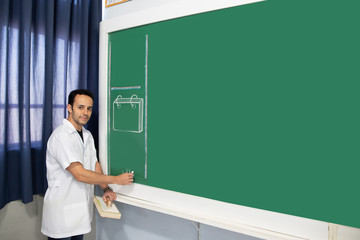 Professor em sala de aula com quadro verde "quadro negro" 