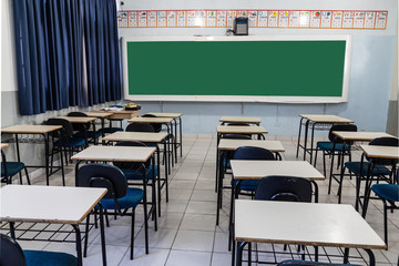 sala de aula vazia com quadro verde 