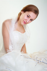Retrato de joven novia mirando a la cámara  y sonriendo  - 343939120