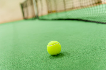 コート上のテニスボール	