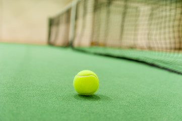 コート上のテニスボール	