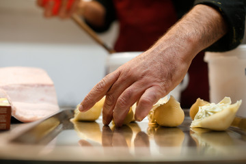 chef prepara della pasta ripiena in cucina