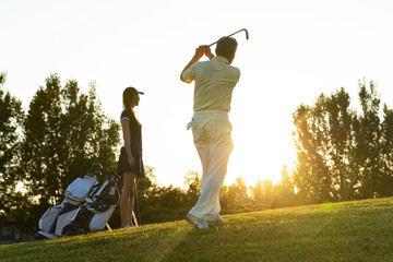 The young women and the elderly to play golf