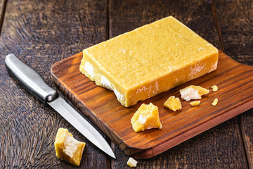 Rapadura is a sugar cane-based sweet, of African origin and consumed in Latin America, in countries like Colombia, Venezuela, Mexico, Ecuador and Guatemala.