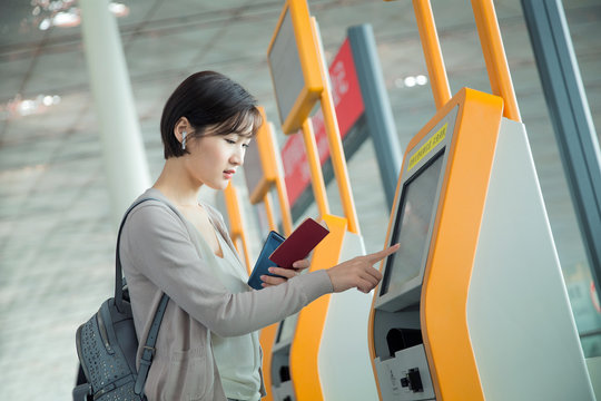 Business lady in the airport to use automatic machines