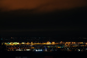 Naklejka premium Flughafen Stuttgart bei Nacht