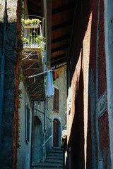Obraz na płótnie Canvas alleyway small cosy street in italy at lake como