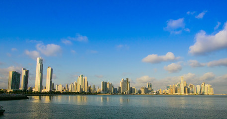 Skyline de Panama  por la tarde, desde la cinta costera