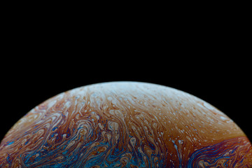 Burbuja de jabón simulando la atmosfera de un planeta con diferentes formas, colores y el fondo negro © Edgar1 BJ