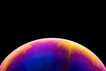 Burbuja de jabón simulando la atmosfera de un planeta con diferentes formas, colores y el fondo negro © Edgar1 BJ
