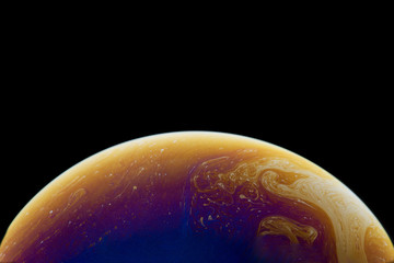 Burbuja de jabón simulando la atmosfera de un planeta con diferentes formas, colores y el fondo negro © Edgar1 BJ