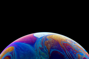Burbuja de jabón simulando la atmosfera de un planeta con diferentes formas, colores y el fondo negro © Edgar1 BJ