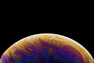 Burbuja de jabón simulando la atmosfera de un planeta con diferentes formas, colores y el fondo negro © Edgar1 BJ