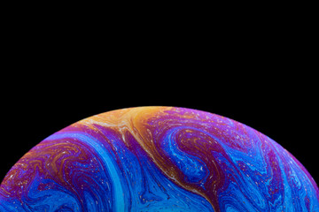 Burbuja de jabón simulando la atmosfera de un planeta con diferentes formas, colores y el fondo negro © Edgar1 BJ
