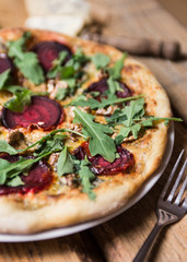 domowa włoska pizza z burakami serem pleśniowym kozim rukola orzechy włoskie