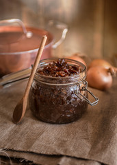 domowej roboty dżem z cebuli onion jam chutney na rustykalnym tle w słoiku © Generalnie