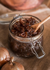 domowej roboty dżem z cebuli onion jam chutney na rustykalnym tle w słoiku © Generalnie