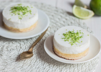 Limonkowy lemon curd krem z limonki z kokosową pianką panna cotta na jasnym tle