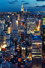 Panele Szklane  Widok z lotu ptaka na Nowy Jork oświetlony nocą