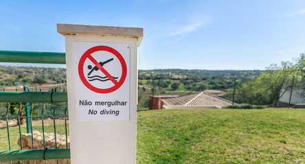 No Diving sign in English and Portuguese