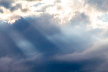 Obraz premium nuvens de chuva e raios solares