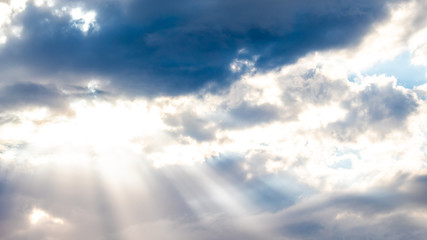 raios de sol cortando as nuvens de chuva
