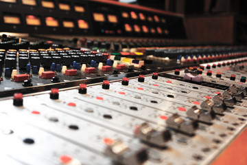 audio mixing console