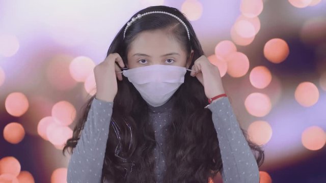 ni&ntilde;a bonita con cubrebocas, adolescente con cubrebocas, ni&ntilde;a linda mostrando como poner un cubrebocas, ni&ntilde;a adolescente quit&aacute;ndose el cubrebocas para respirar