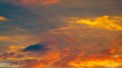 Raios solares e nuvens de diversas cores do alvorecer