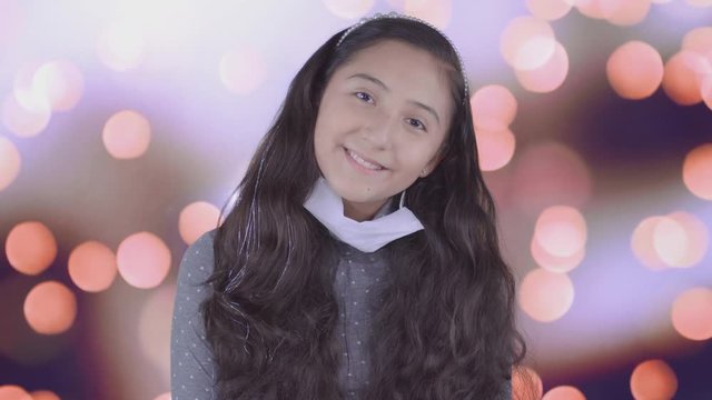 ni&ntilde;a bonita con cubrebocas, adolescente con cubrebocas, ni&ntilde;a linda mostrando como poner un cubrebocas, ni&ntilde;a adolescente quit&aacute;ndose el cubrebocas para respirar