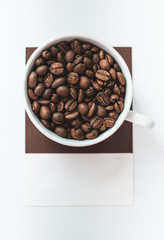 Café en grano en taza blanca