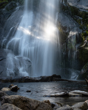 Fotografia cascada en sendero