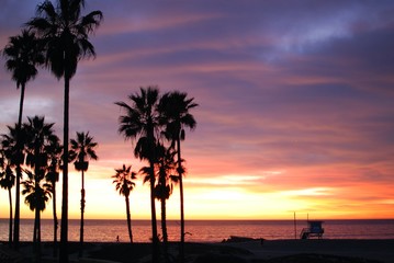 Fototapeta na wymiar sunset over the beach