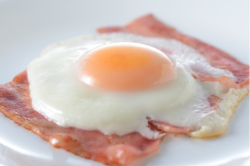目玉焼き　ベーコンエッグ 