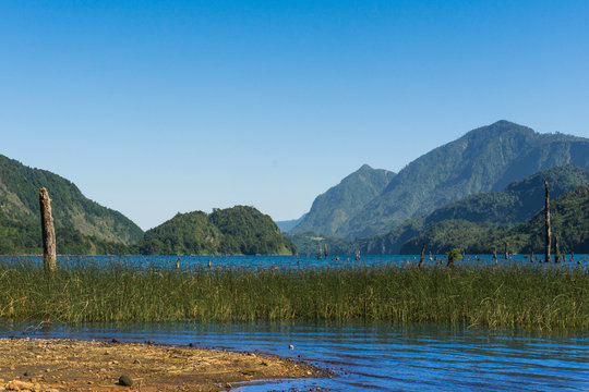 Un cuadro natural, a las orillas del lago Pellaifa, Chile. En el cielo de fondo se puede ver el humo producido en los incendios de Australia. 