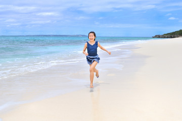 Fototapeta na wymiar ビーチで走る女の子(沖縄　宮古島　長間浜)