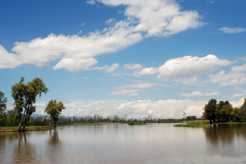 Obraz premium Vista de lago y cielo