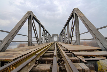 Fototapeta na wymiar railway bridge that crosses the river