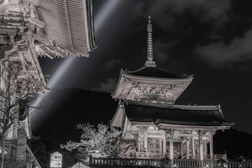 【モノクローム】夜の清水寺の仁王門と西門と三重塔