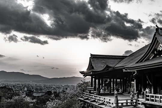 【セピア】日没時の清水寺の本堂とサクラ