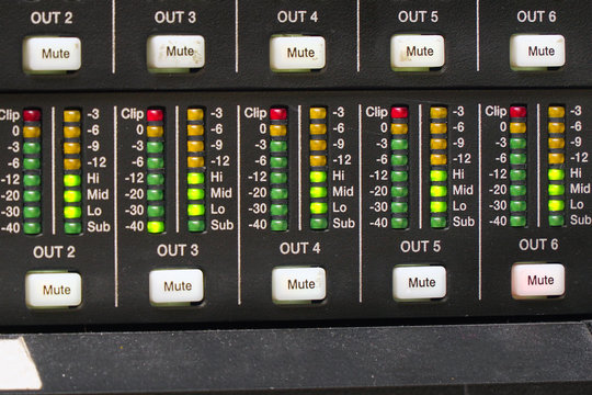 The volume indicator on the amplifier panel
