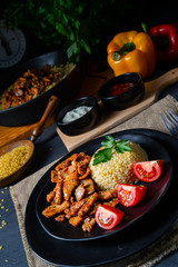 bulgur mit gebratenem fleisch und joghurtsoße