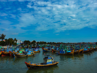 Fototapeta na wymiar many colorful boats on the water, vietnam
