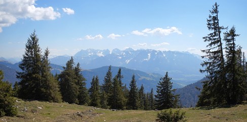 Das Kaisergebirge vom Zinnenberg aus gesehen