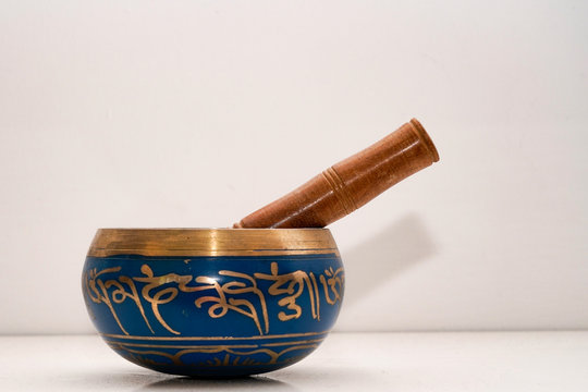 Bol tib&eacute;tain avec pilon et un vase sur fond blanc