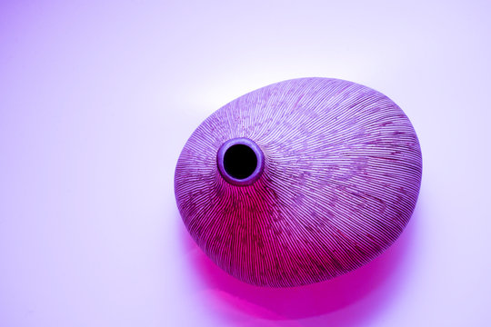 Vase design vu de dessus color&eacute; jaune ou mauve sur fond blanc